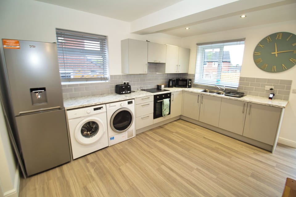 House | Private kitchen | Fridge, microwave, oven, stovetop