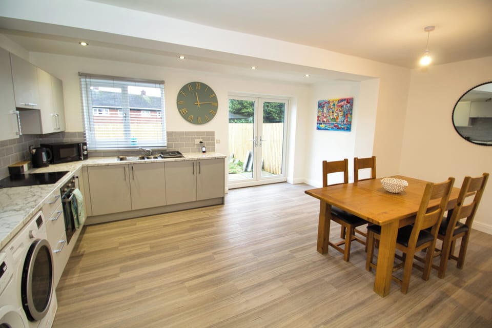 House | Private kitchen | Fridge, microwave, oven, stovetop
