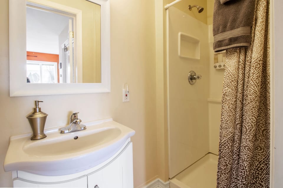 Full bathroom located on main level