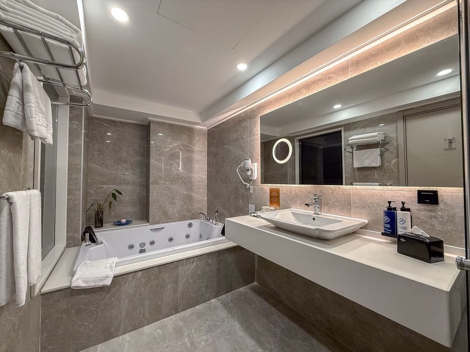 Grand Suite Jacuzzi and Balcony | Bathroom | Free toiletries, hair dryer, towels, soap