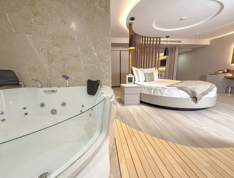 Honeymoon Room with Jacuzzi | Minibar, in-room safe, desk, laptop workspace