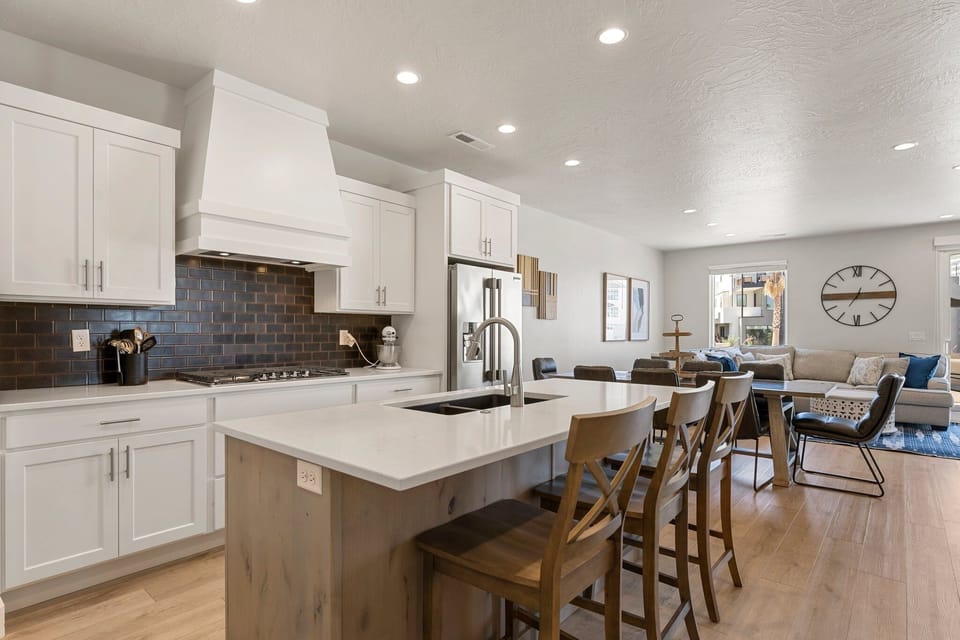Townhome, 5 Bedrooms | Private kitchen | Fridge, oven, coffee/tea maker, toaster