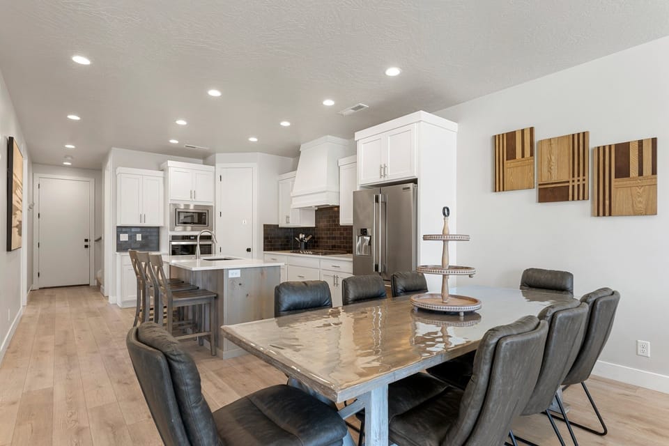 Townhome, 5 Bedrooms | Dining