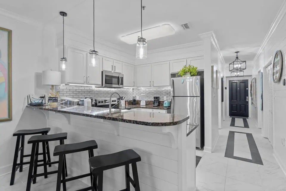 Breakfast bar with seating for 4