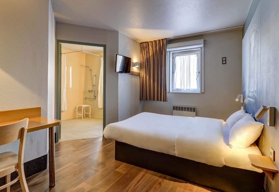 Double Room, Accessible, Non Smoking | Premium bedding, individually furnished, desk, soundproofing