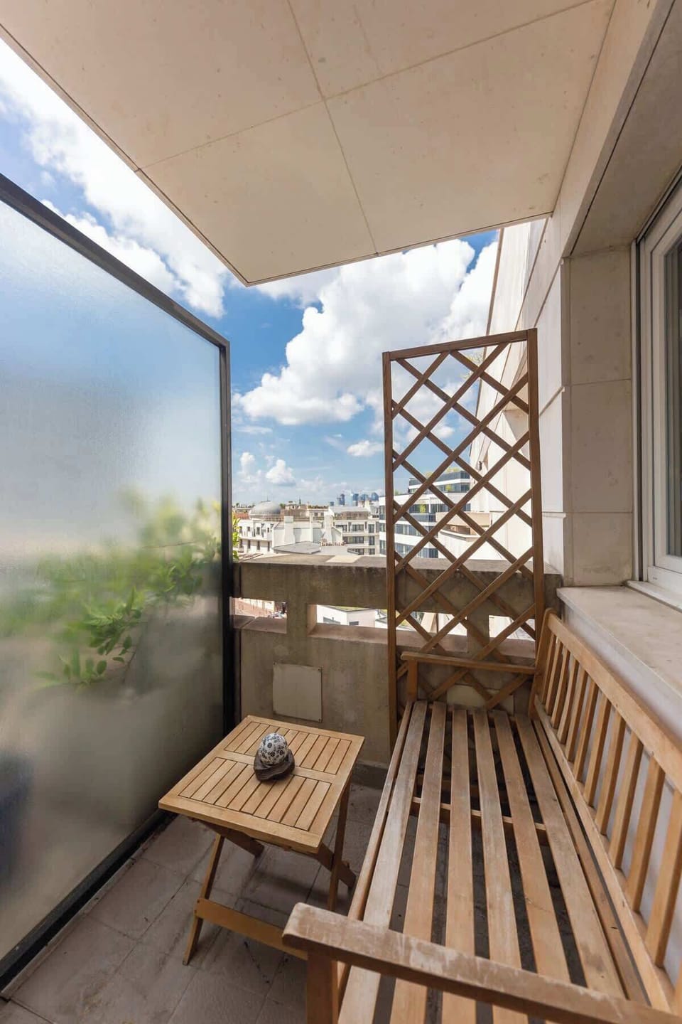 Balcon avec mobilier d'extérieur 