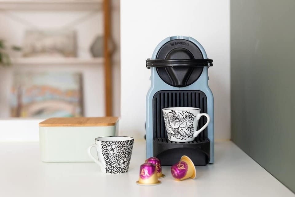 Machine Nespresso pour déguster un café dans le salon confortable de l'apt charmant de 53 m2 à Levallois Perret