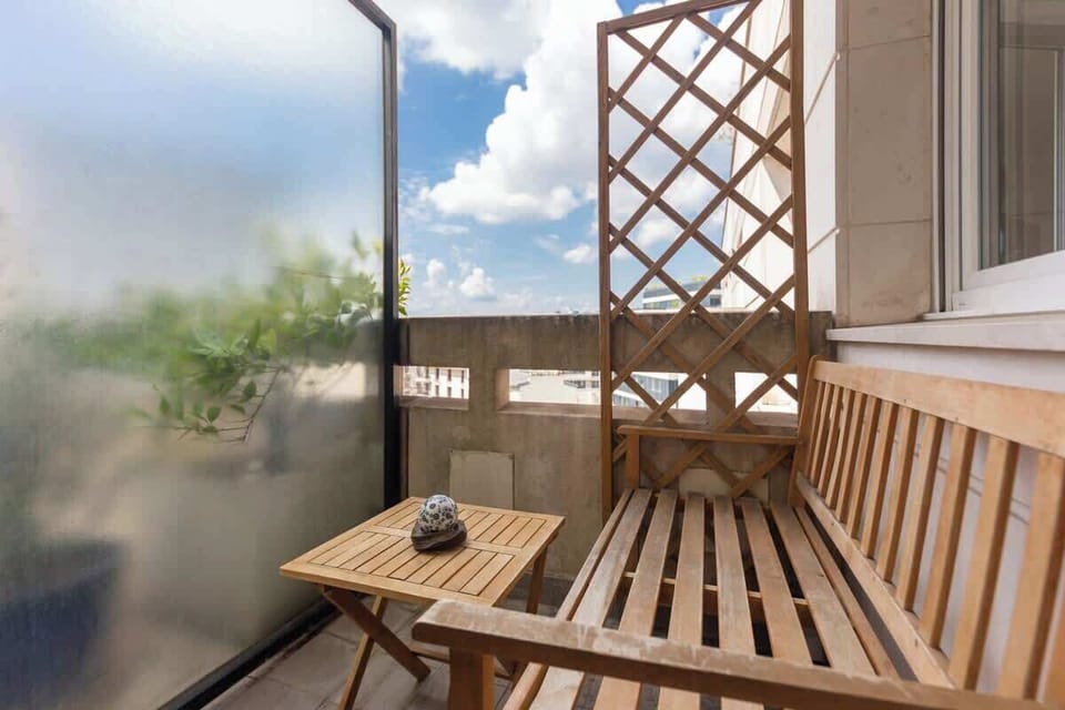 Balcon avec mobilier d'extérieur 