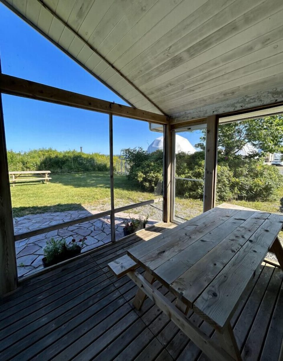 Screen porch with picnic table