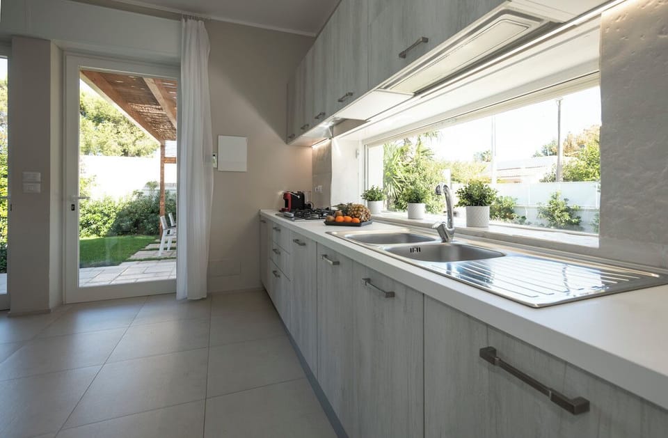 Soggiorno-Cucina_Vista del Giardino dal Piano Lavoro_Vista Gazebo1_