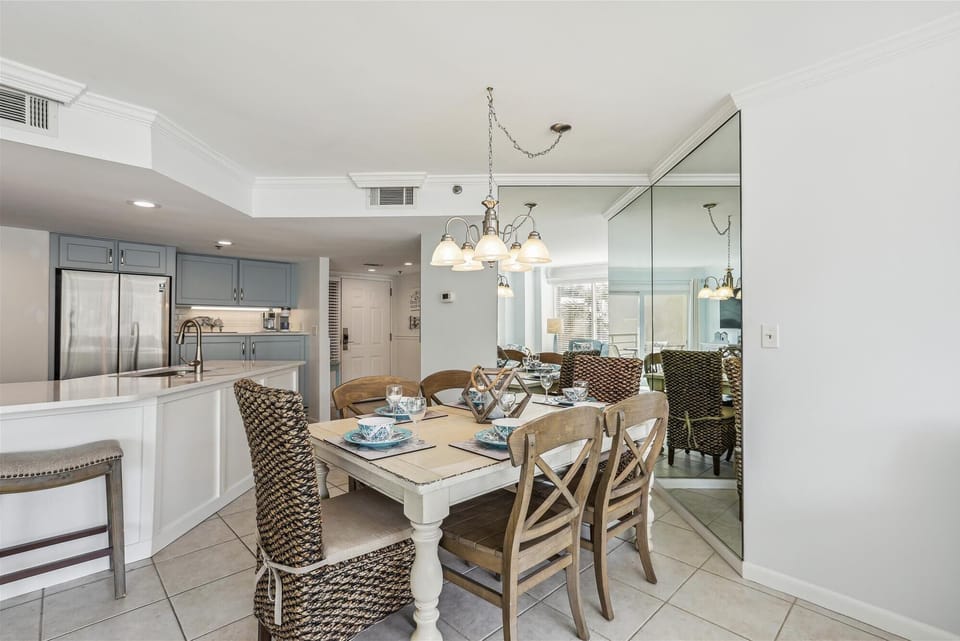Dining Area at 2114 Villamare