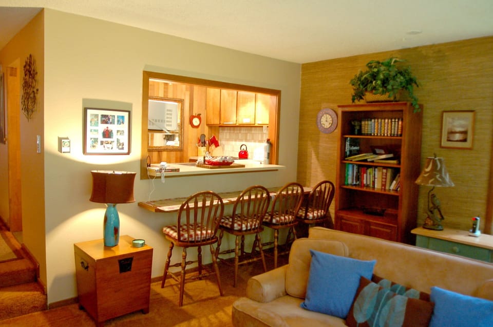 Apartment, 2 Bedrooms, Smoking, Fireplace | Living room