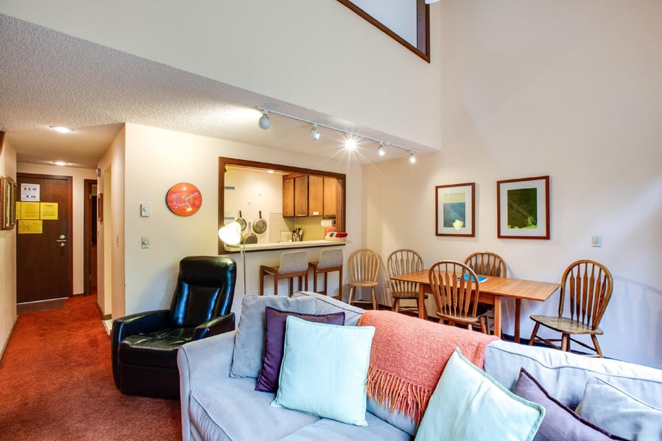 Condo, 2 Bedrooms, Smoking, Balcony | Living room