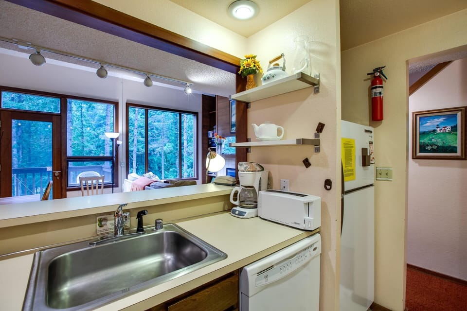 Condo, 2 Bedrooms, Smoking, Balcony | Private kitchen