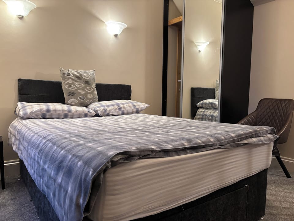 Standard Double Room, Non Smoking | Desk, iron/ironing board (on request), WiFi (free)