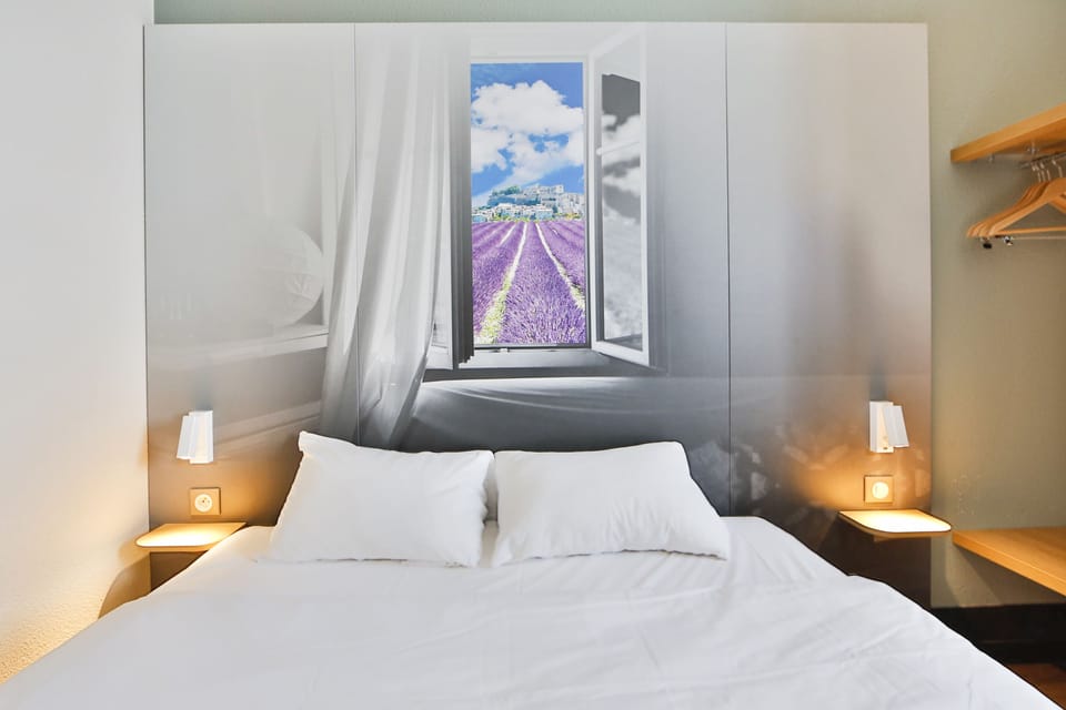Premium bedding, desk, soundproofing, free WiFi
