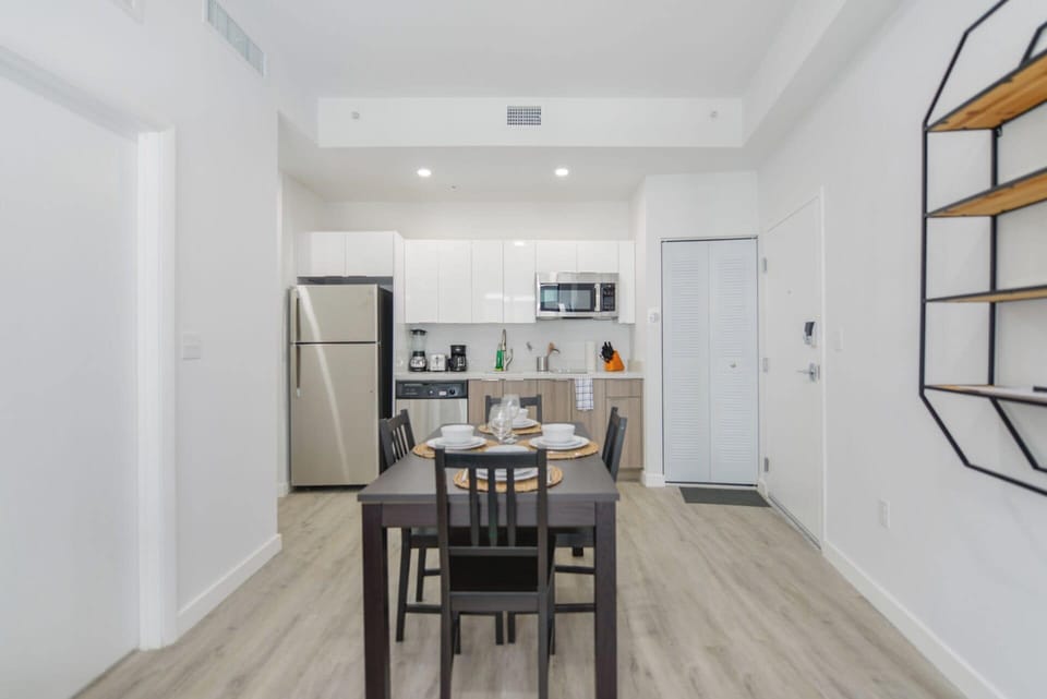 Apartment, Balcony, City View | In-room dining