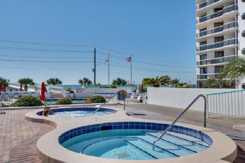2 hot tubs on the pool deck