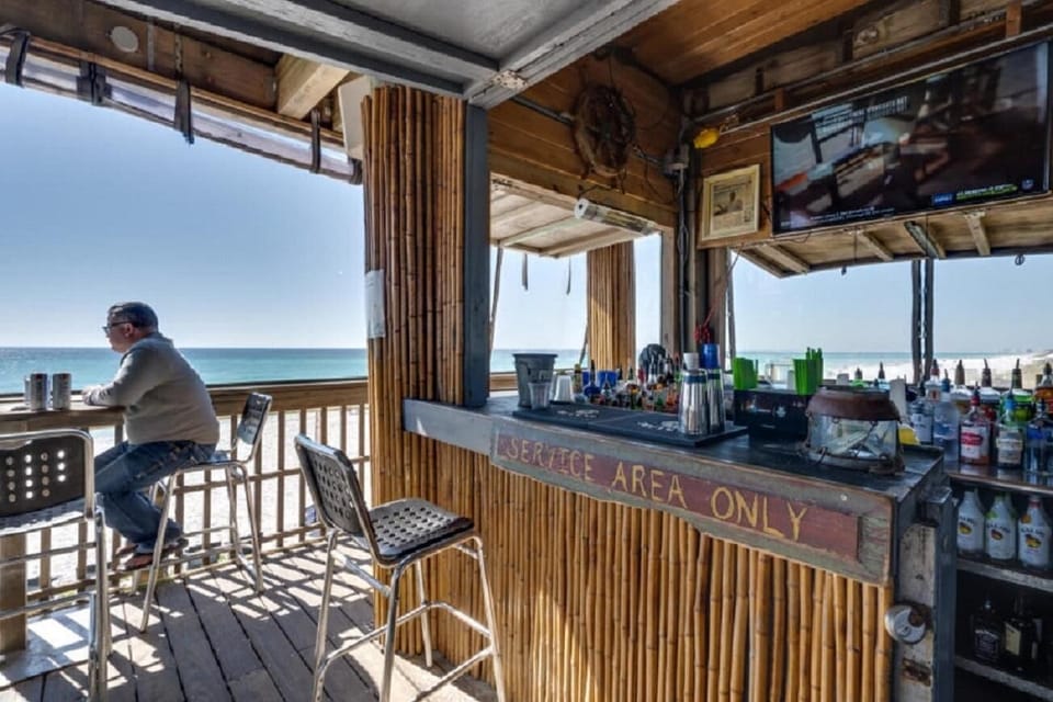 Beach bar! Watch the game and the waves!