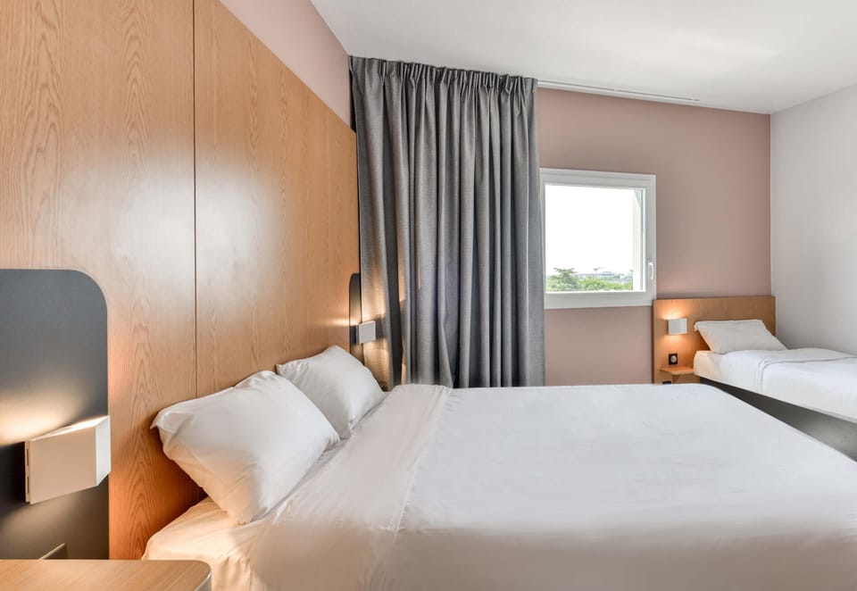 Triple Room, Non Smoking | Desk, soundproofing, free cribs/infant beds, free WiFi