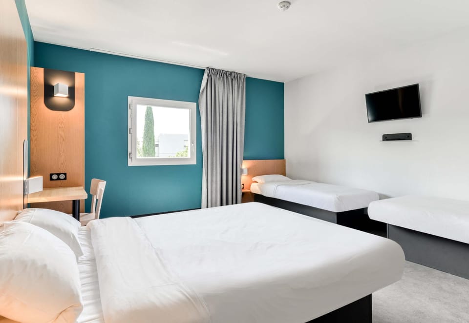 Desk, soundproofing, free cribs/infant beds, free WiFi