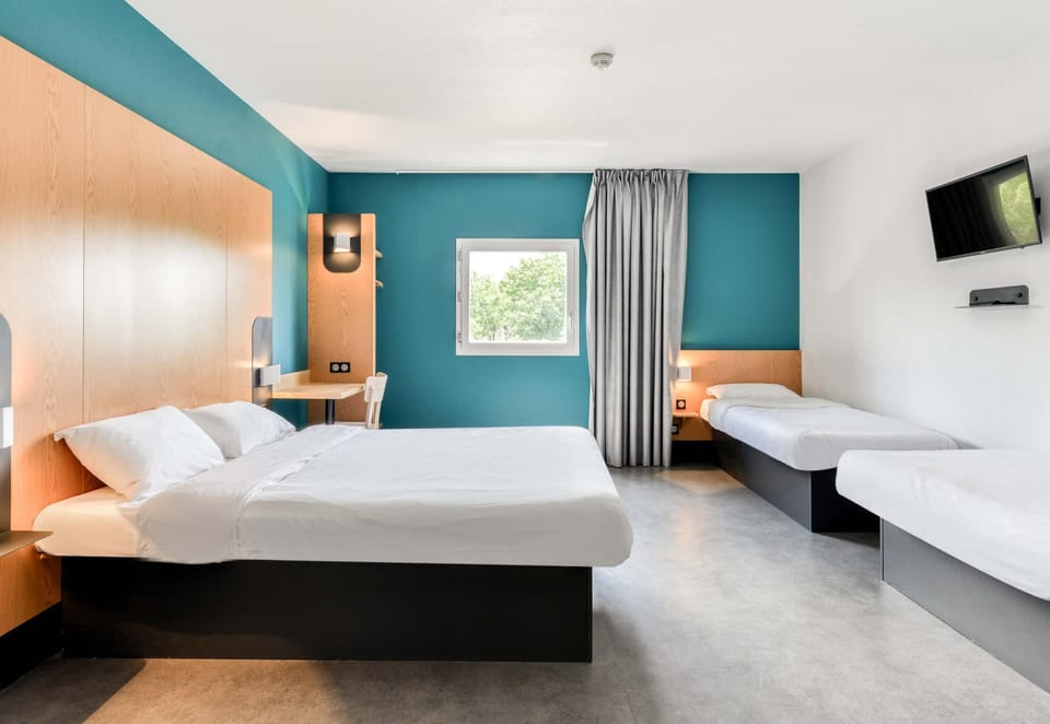 Quadruple Room, Non Smoking | Desk, soundproofing, free cribs/infant beds, free WiFi