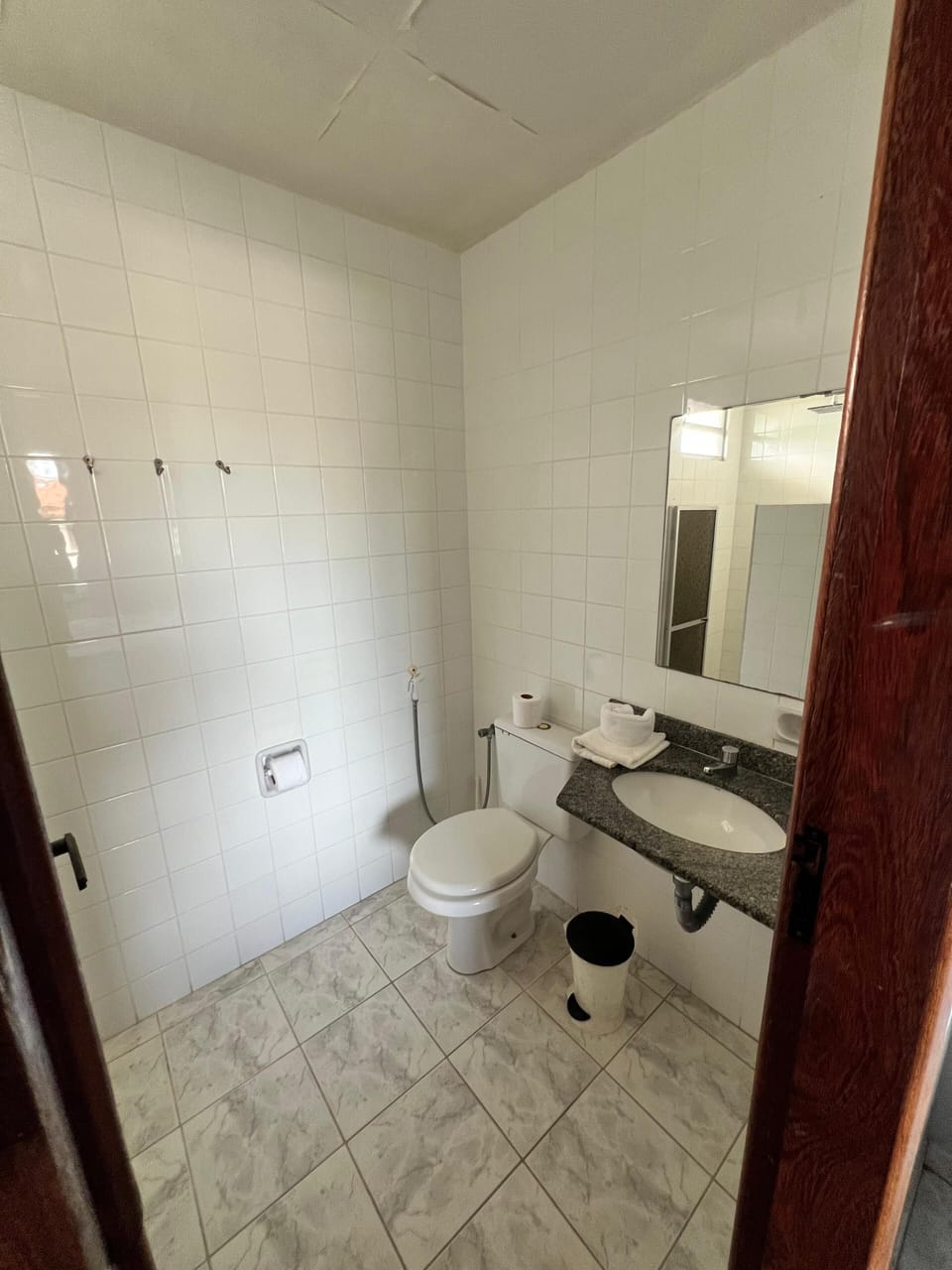 Shower, hydromassage showerhead, free toiletries, towels