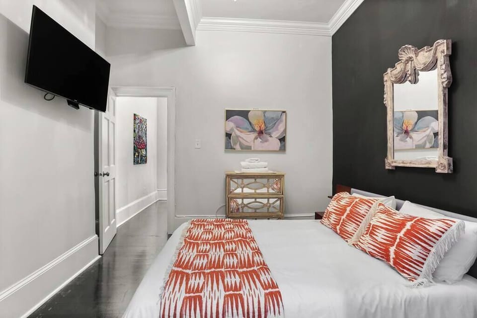 Cozy Queen bed with ensuite bathroom. 