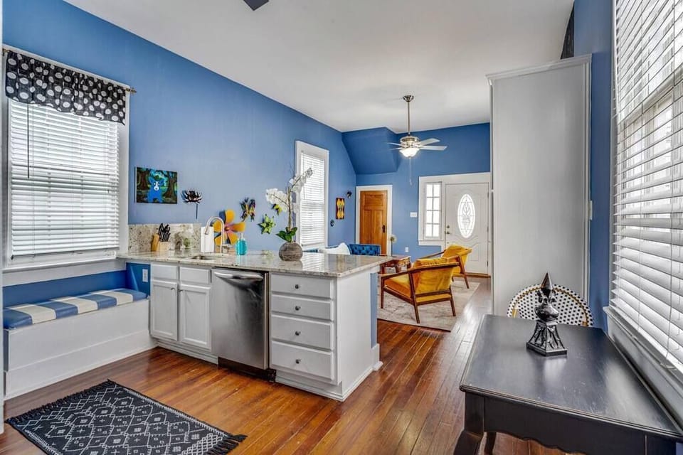 Kitchen/ Bar area