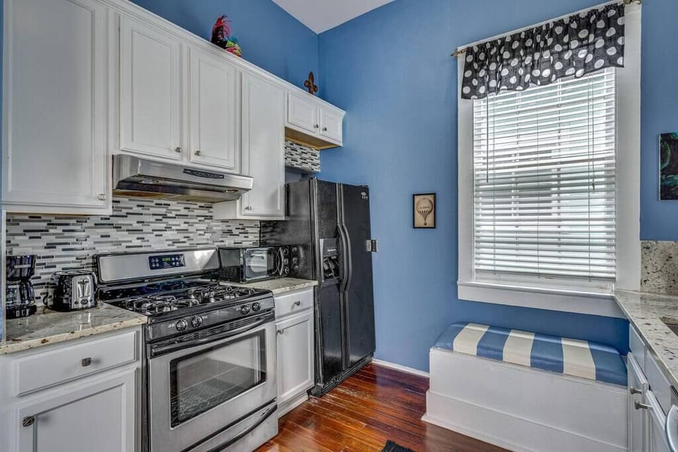 Kitchen/ Bar area
