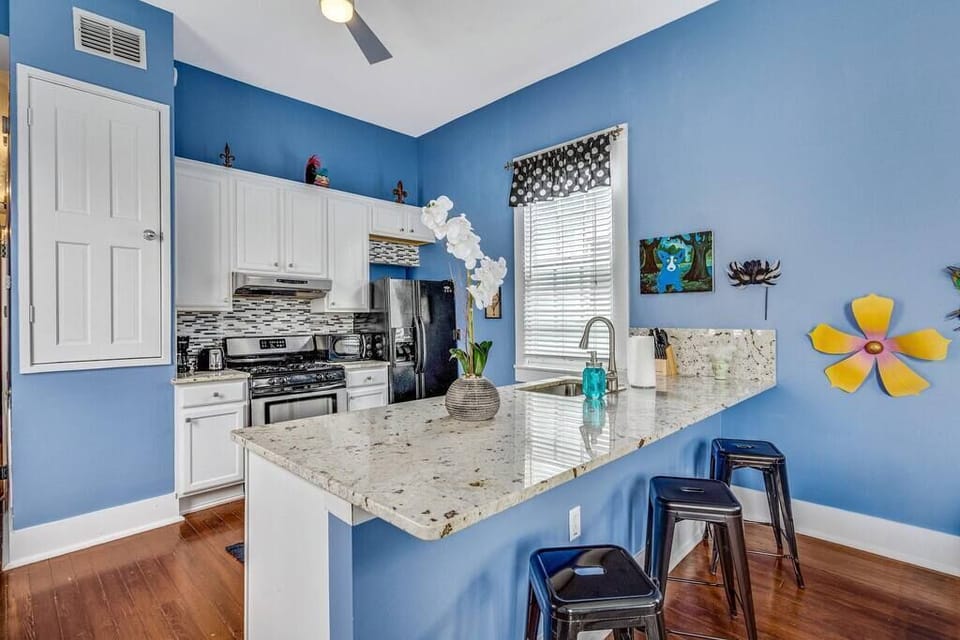 Kitchen/ Bar area