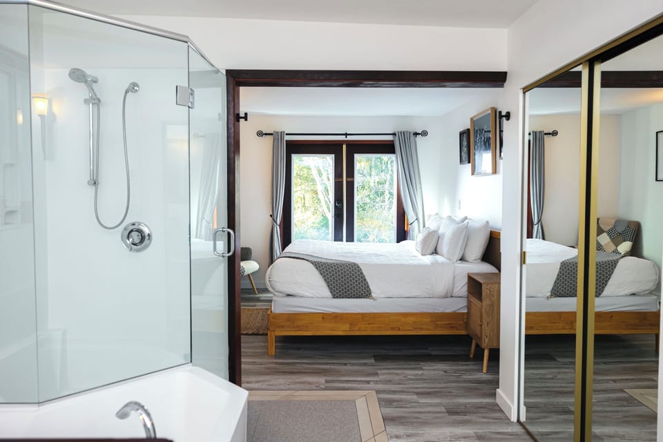 Deluxe Room, 1 King Bed, Ocean View | Free WiFi