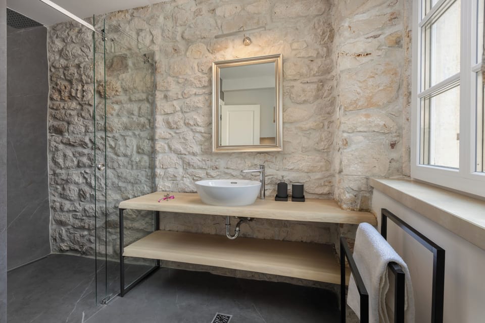 Deluxe Double Room, Garden View | Laptop workspace, free WiFi