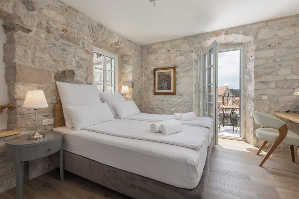 Deluxe Double Room, Garden View | Laptop workspace, free WiFi