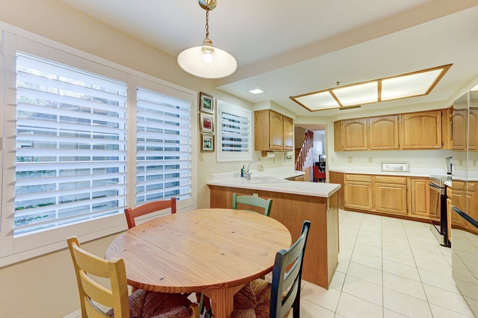 Dining Table | Seats 4