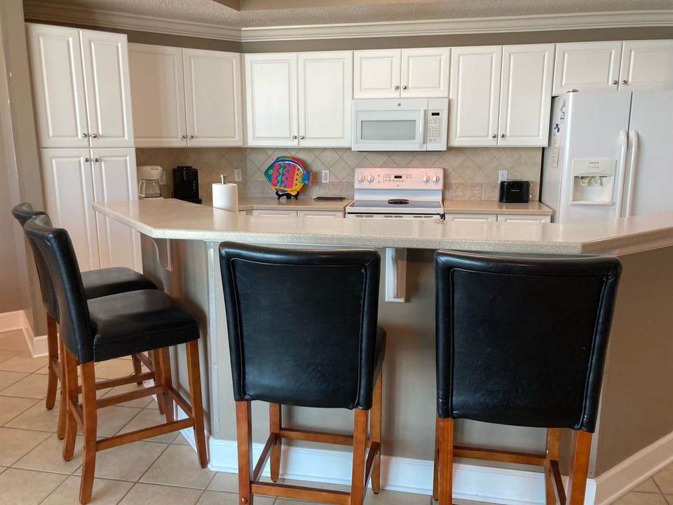 ...and seating for 4 at the kitchen bar!