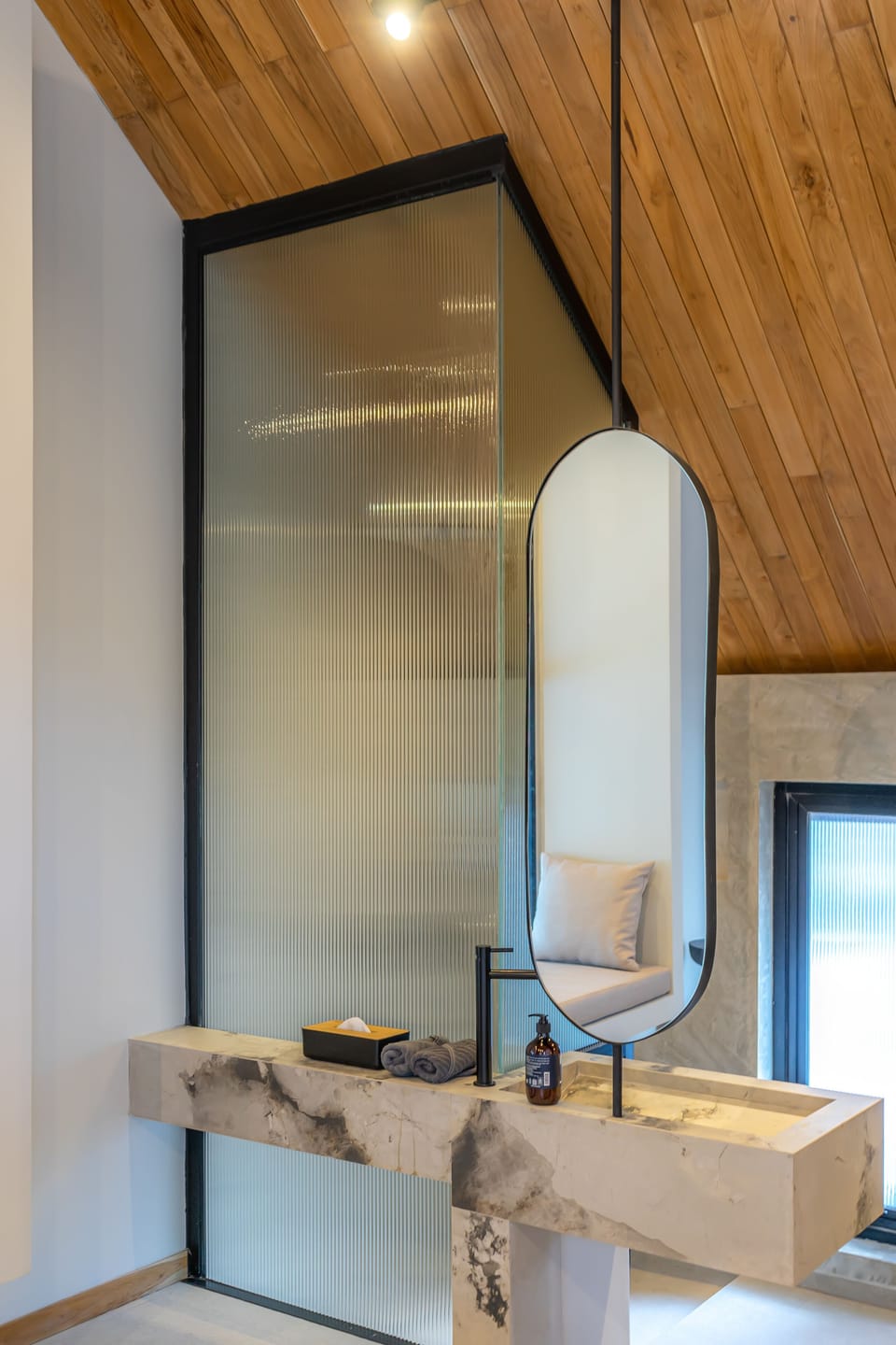 Superior Villa, Balcony, Garden View | Bathroom | Slippers, towels, soap, shampoo