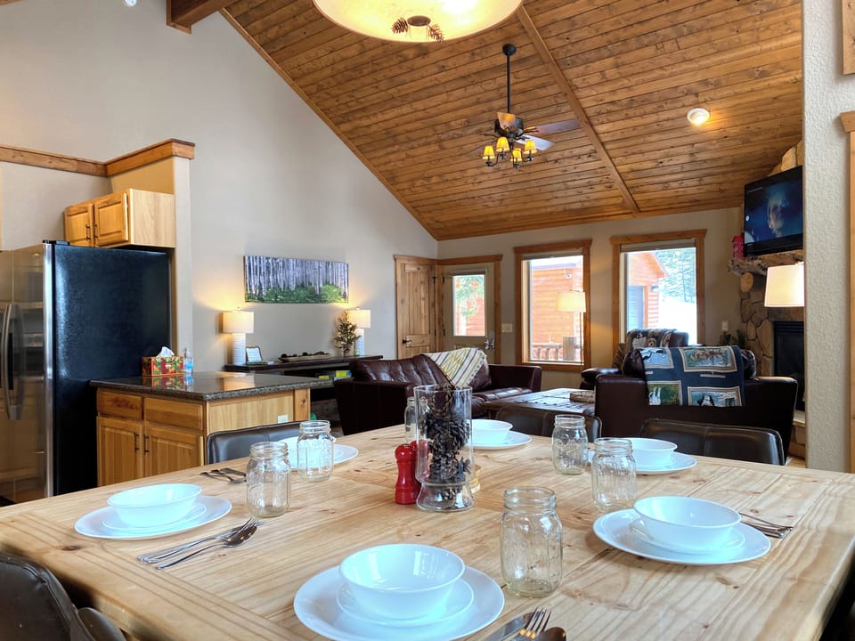 The dining area offers the options of a large dining table with seating for 6 or high top seating for 2 at the kitchen bar