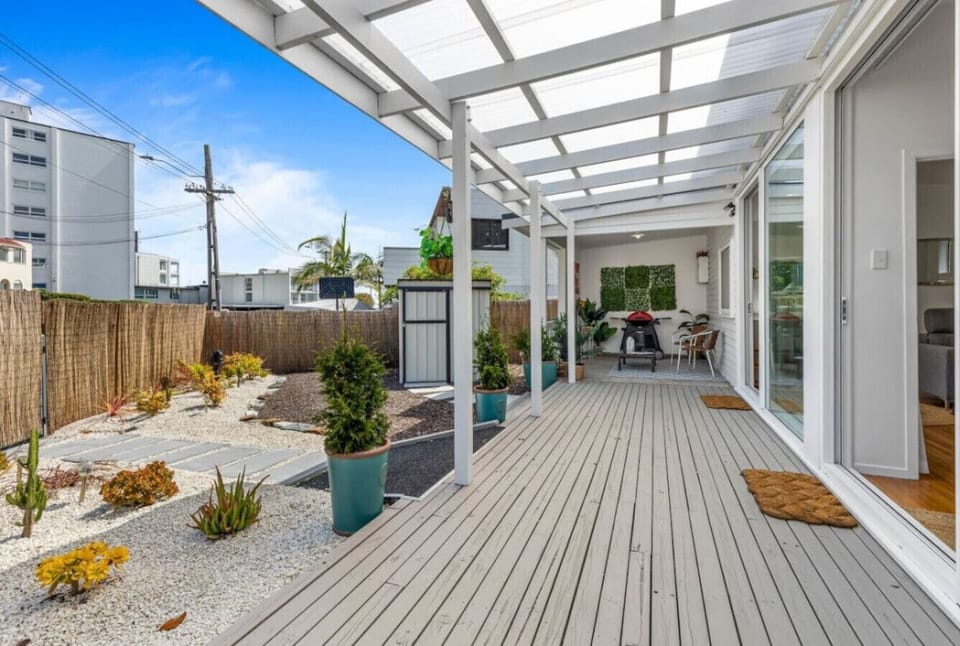 Large garden and outdoor area
