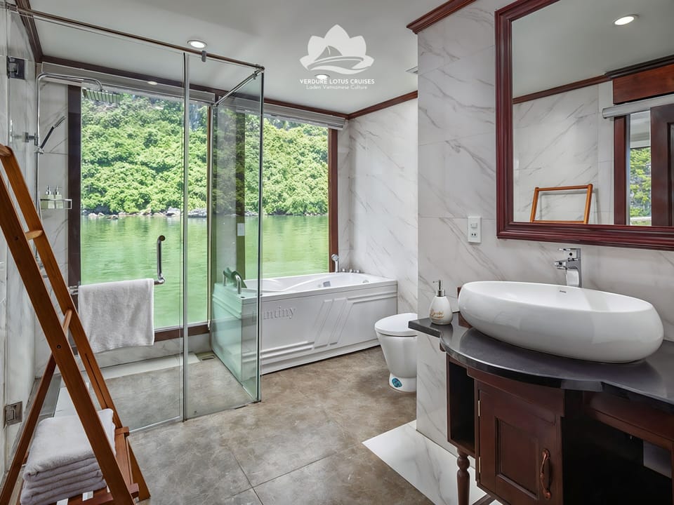 Superior Room, Balcony, Bay View | Bathroom | Hair dryer, slippers, bidet, towels