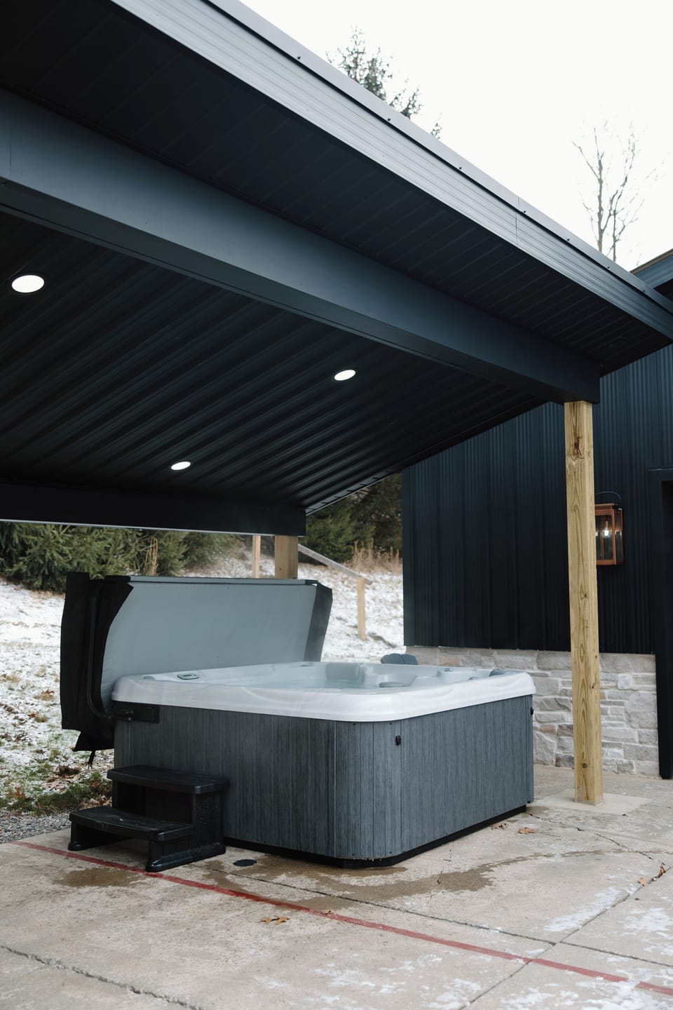 Outdoor spa tub