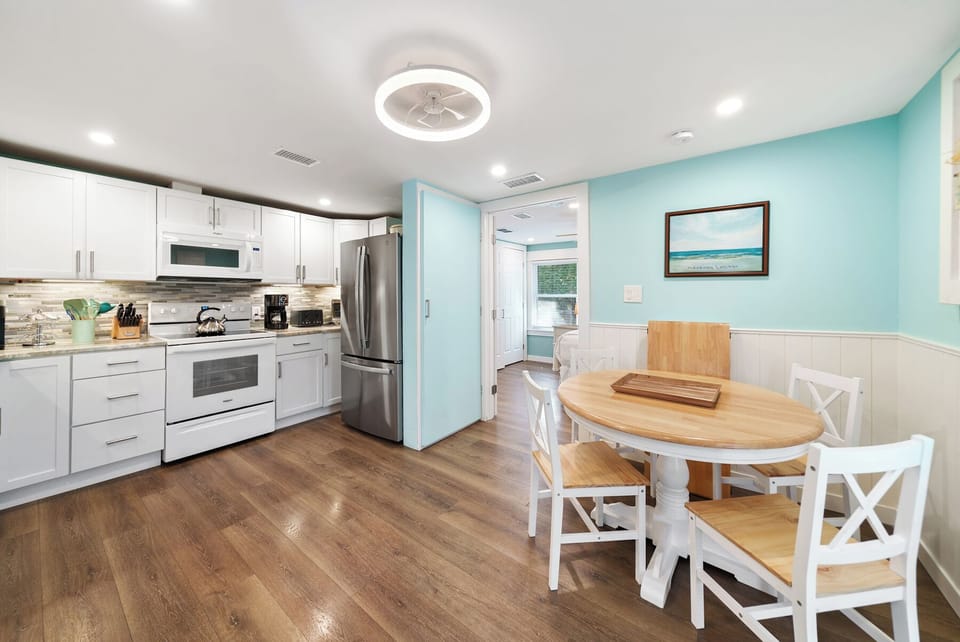Full-size fridge, microwave, oven, stovetop