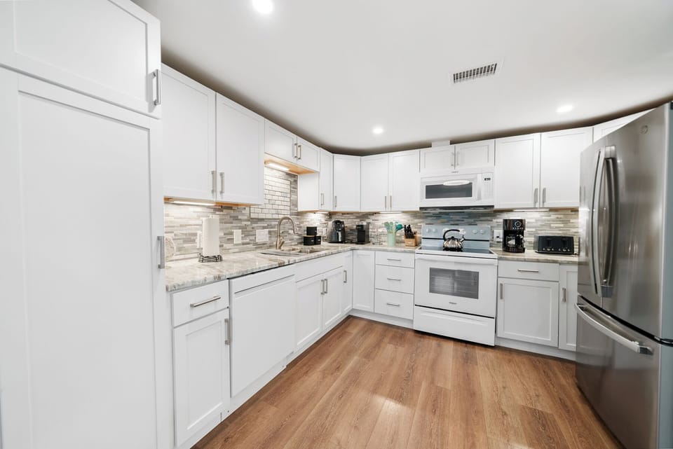 Full-size fridge, microwave, oven, stovetop