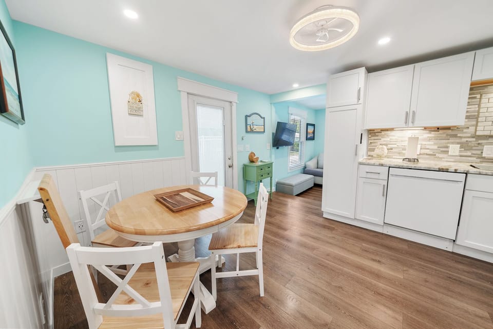 Full-size fridge, microwave, oven, stovetop