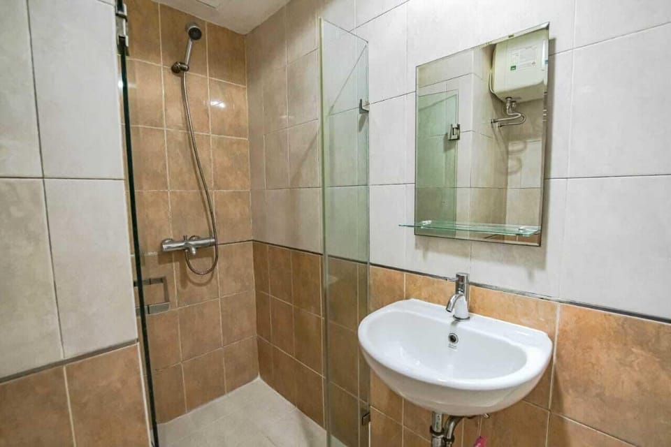 Deluxe Double Room | Bathroom | Shower, towels, soap, shampoo