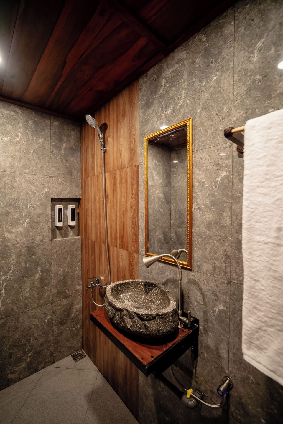 Panoramic Suite, Mountain View | Bathroom | Separate tub and shower, free toiletries, towels, soap