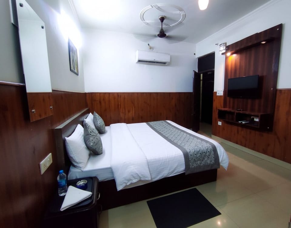 Deluxe Room, City View | Desk, laptop workspace, blackout drapes, soundproofing