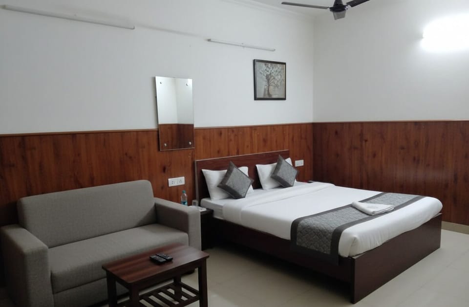 Deluxe Room, City View | Desk, laptop workspace, blackout drapes, soundproofing