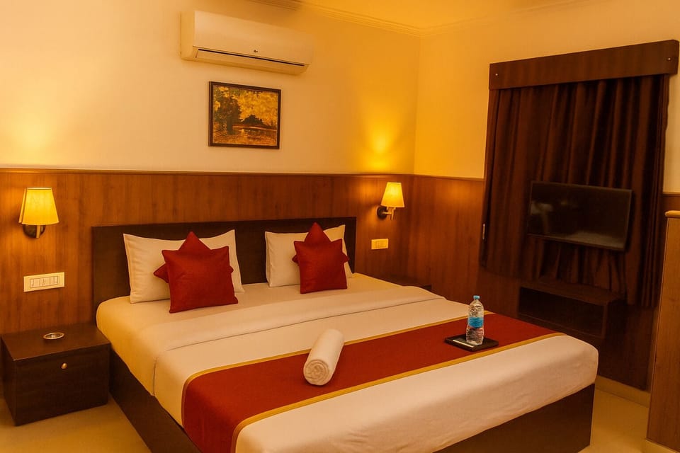 Deluxe Room, City View | Desk, laptop workspace, blackout drapes, soundproofing
