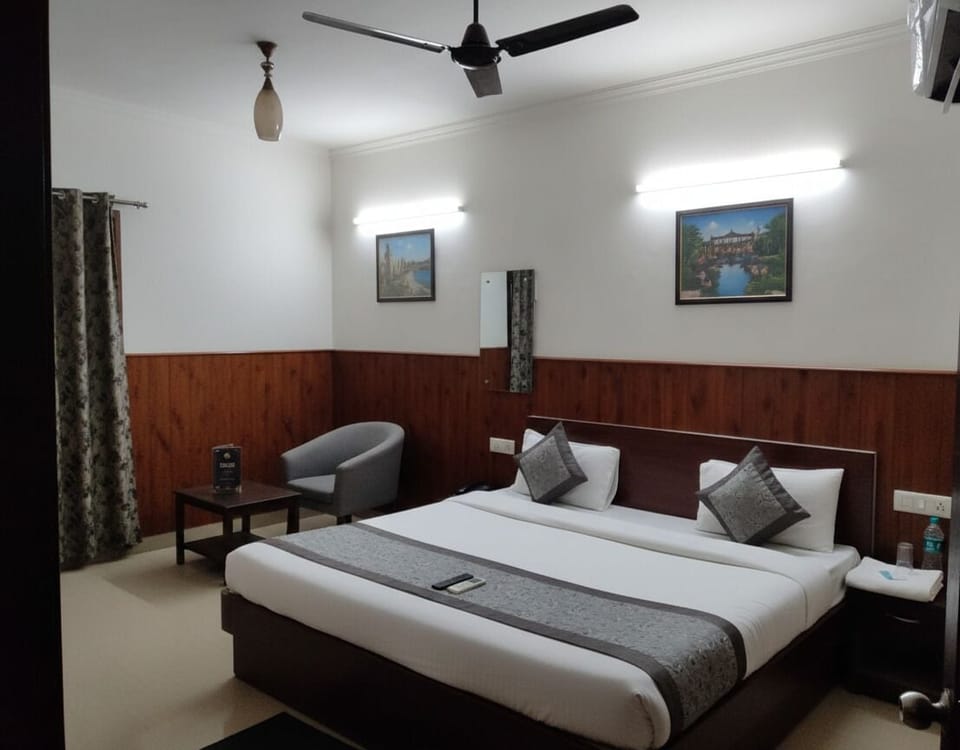 Deluxe Room, City View | Desk, laptop workspace, blackout drapes, soundproofing
